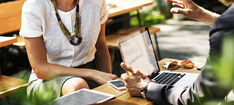 Jak dobrze wyglądać w pracy - sprawdź jak ubierają się bizneswomen. 